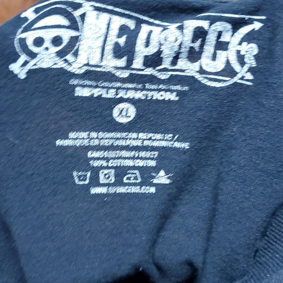 ONE PIECE BLACK GRAPHIC T-SHIRT MEN'S SIZE XL RIPPLE JUNCTION NAMI CAT BURGLAR - Picture 3 of 4